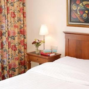 Zimmer mit Kingsize-Bett